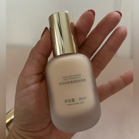 UODO Moisturizing Light Foundation 2 for 1 - Picture 2 of 3